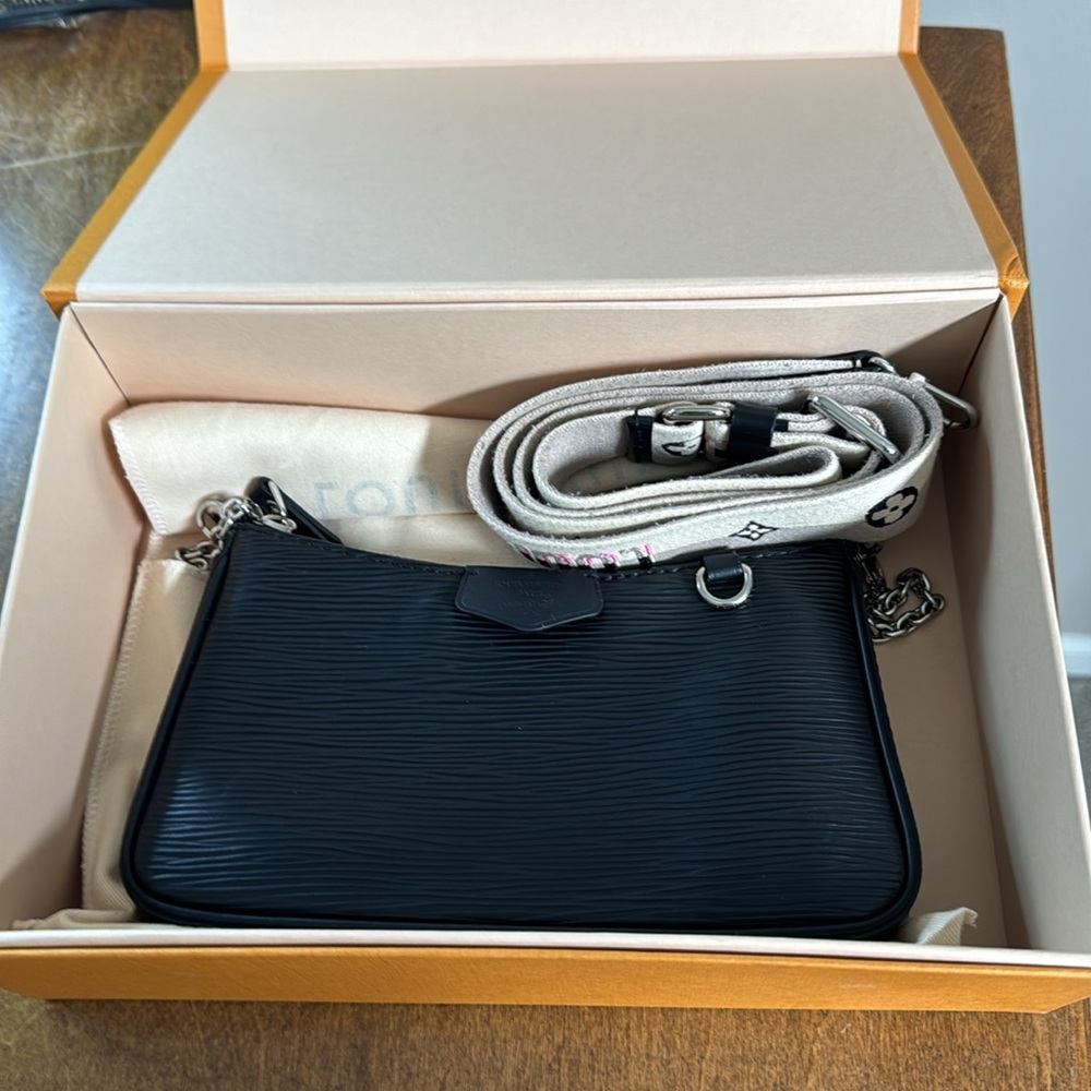 LOUIS VUITTON Black Epi Leather Pouch with adjustable strap and shoulder chain - Picture 9 of 9